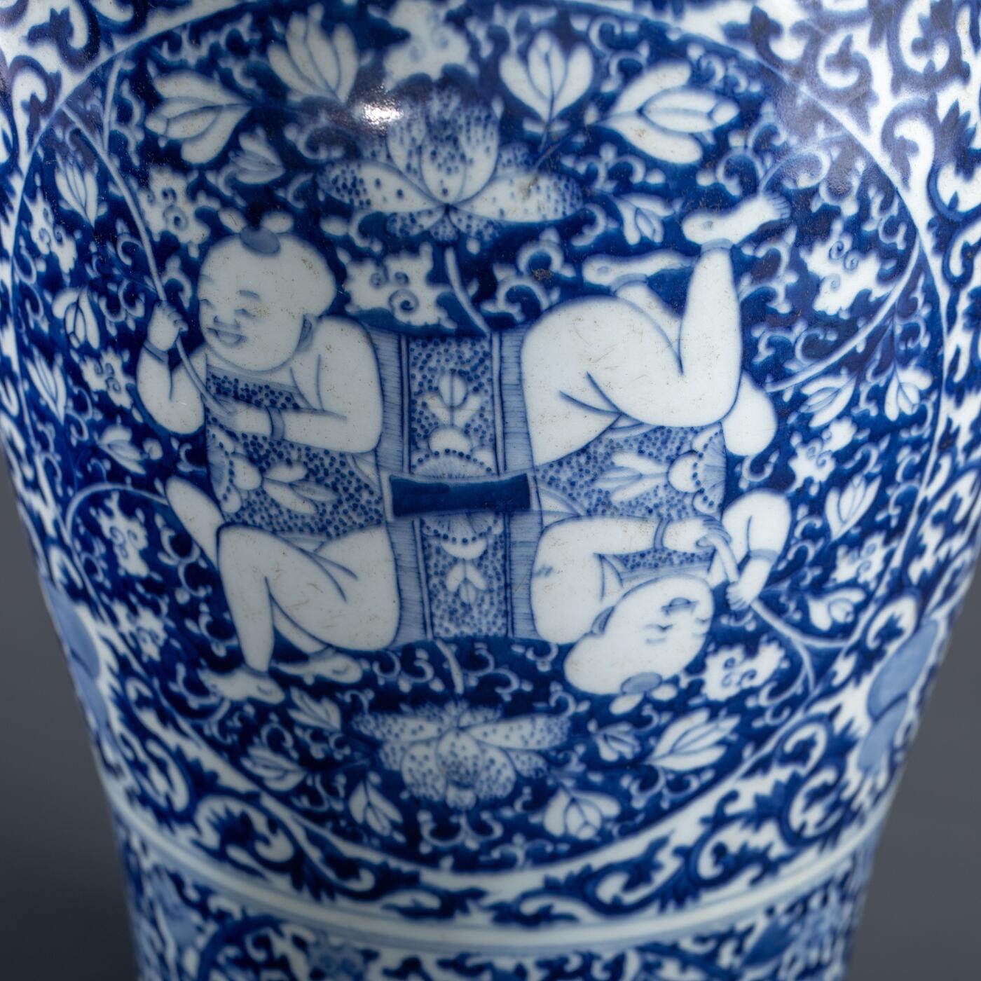 日本大阪雅和auction 2025金秋競賣會第一期 清 染付福祿蓮生貴子開窗瓶 尺寸:W:22 H:48cm