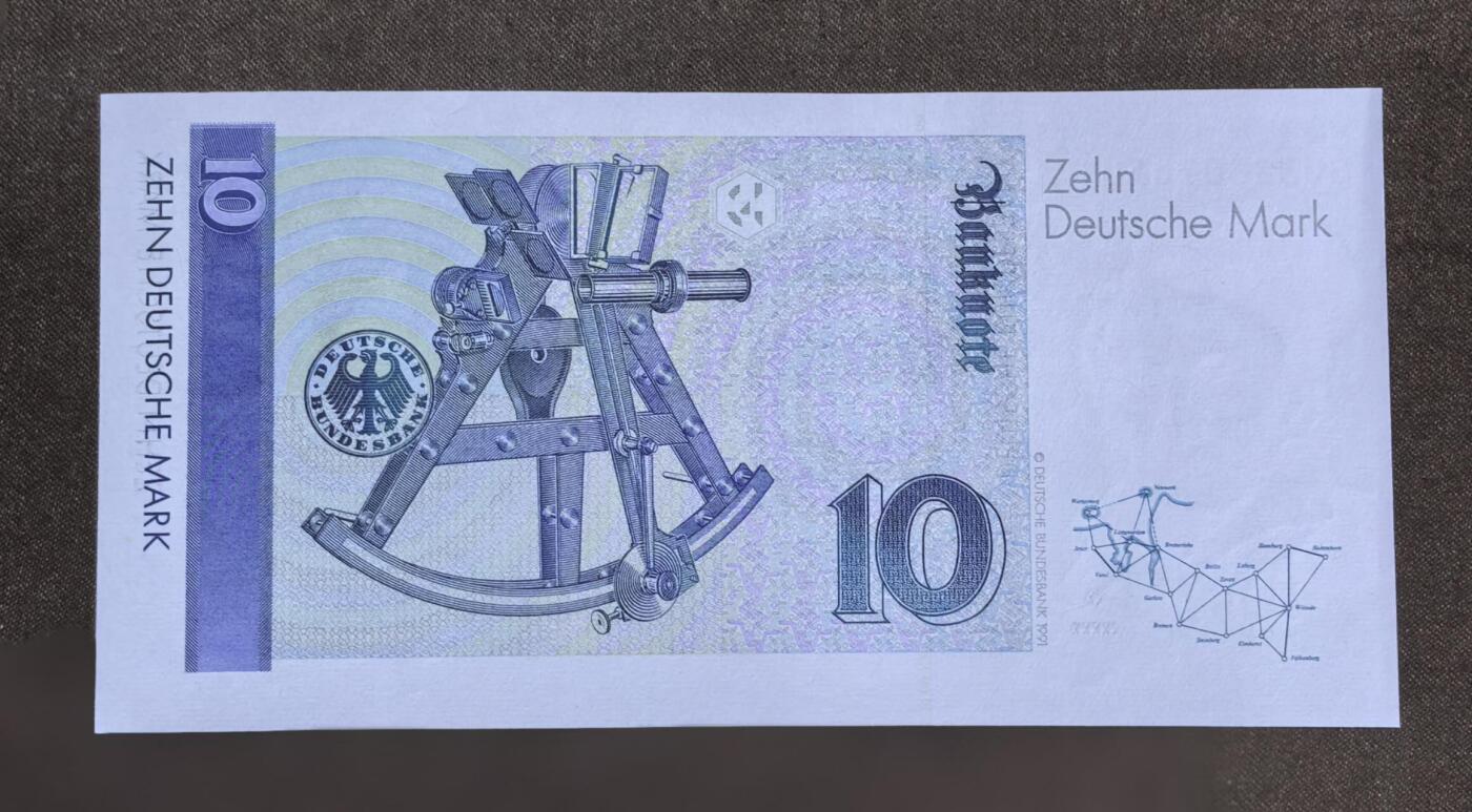 北京马甸外国币专卖第146期，外国纸币币专场，陆续上拍，欢迎关注 1999年德国10马克全新强光下隐约有一竖软折如图