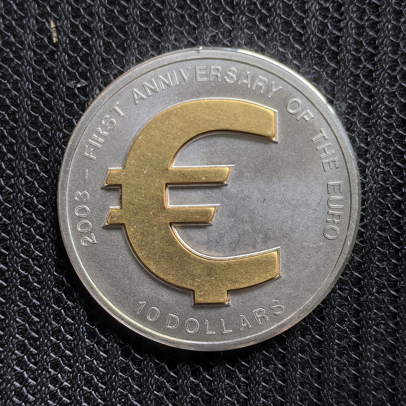 道一币馆币章第一百五十四场 瑙鲁2003年欧元发行一周年10元精制银币 独立镀金贴章  31.1g 999S 