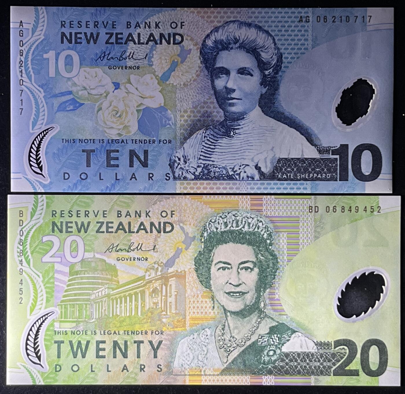 小福收藏拍卖第197期 裸钞场 本期有多张豹子号靓号 百慕大03年50元纪念钞百位号 马来亚和英属婆罗洲开国第一张纸币大冠女王 马来亚 41年1元英王乔六 法属太平洋10000法郎 捷克1000克朗纪念钞千位号  卢森堡 1000法郎  萨尔瓦多样钞 匈牙利 法罗群岛 危地马拉等多国精美纸币 新西兰 2006年 10+20元 1组2张 unc