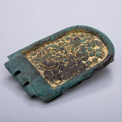 日本大阪雅和auction 2025金秋競賣會第一期 - 唐 銅鎏金龍紋牌飾 尺寸:L:11.5 H:7.5cm