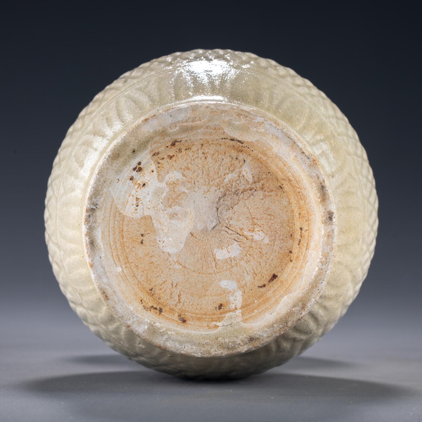 日本大阪雅和auction 2025金秋競賣會第一期 宋 景德鎮窯花口瓶 尺寸:D:11 H:18cm 備註:盒付   本品為宋代景德鎮窯所製影青瓷瓶，胎質細膩，釉色清潤淡雅，瓶身飾以規整的菱形紋，刻畫細緻，器形優雅大方。瓶口外撇如花瓣綻放，極富裝飾性與藝術美感。影青釉為宋代瓷器代表性風格之一，於光影之下更顯晶瑩溫潤，展現出高超的制瓷工藝與審美品味。保存狀況良好，收藏與陳設皆宜，誠為宋瓷愛好者珍貴之選。