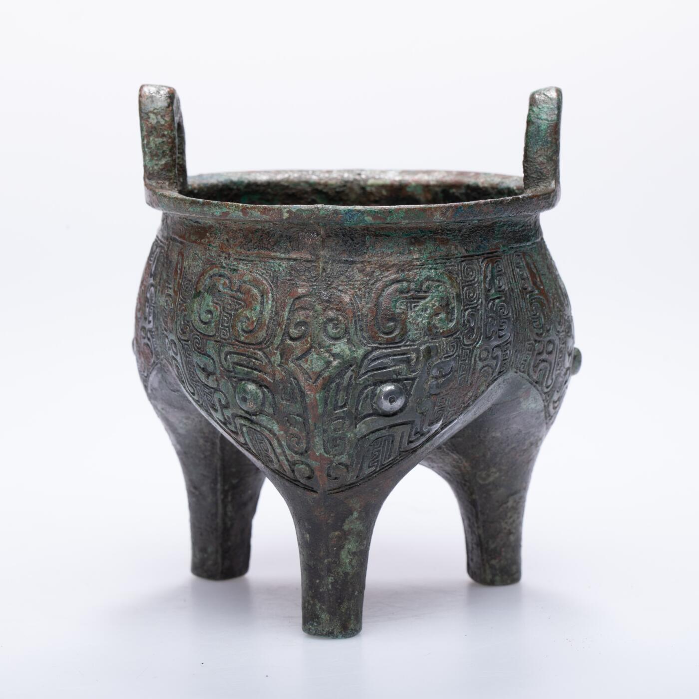 日本大阪雅和auction 2025金秋競賣會第一期 西周 饕餮紋分檔鼎 尺寸:W:9 H:11cm