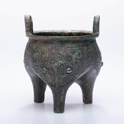 日本大阪雅和auction 2025金秋競賣會第一期 - 西周 饕餮紋分檔鼎 尺寸:W:9 H:11cm