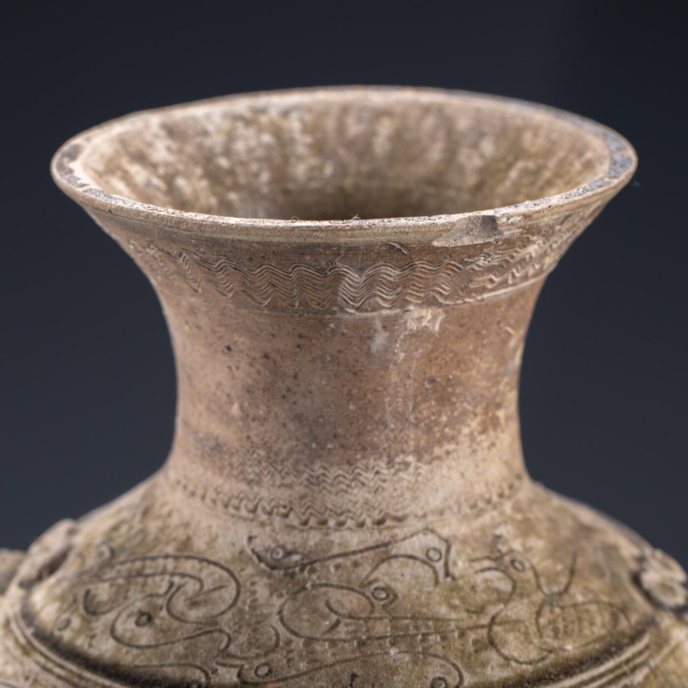 日本大阪雅和auction 2025金秋競賣會第一期 漢 灰釉線刻雙耳罐 尺寸:W:25 H33cm