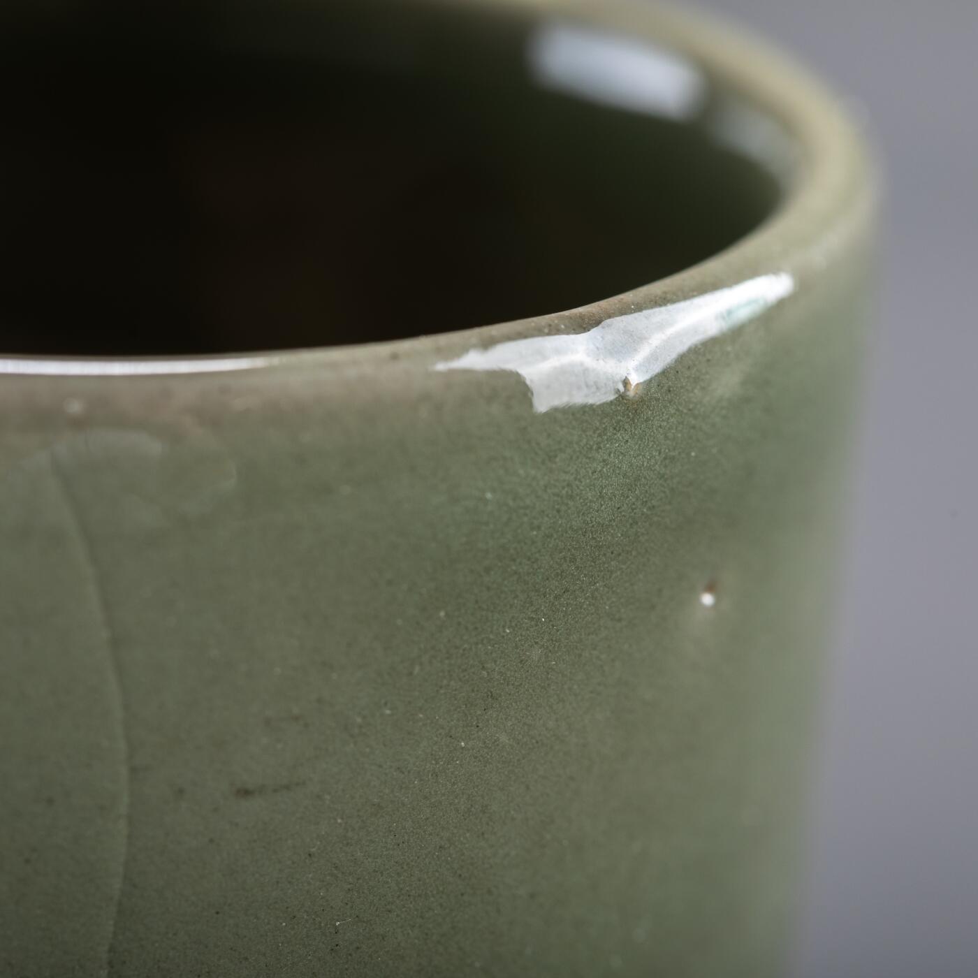 日本大阪雅和auction 2025金秋競賣會第一期 明 龍泉窯香爐 尺寸:D:7 H:5.5cm 備註:木箱