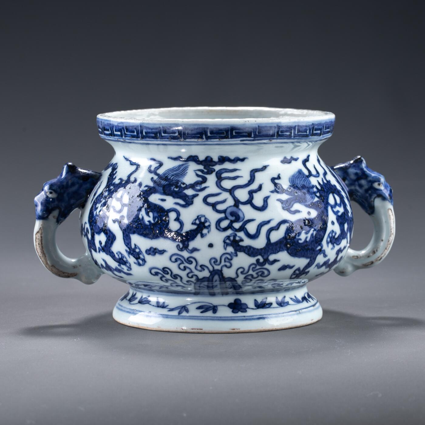 日本大阪雅和auction 2025金秋競賣會第一期 明 青花龍紋簋式爐 尺寸:W:23 H:12.5cm