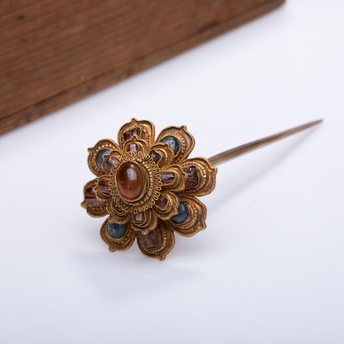 日本大阪雅和auction 2025金秋競賣會第一期 明 銅鎏金嵌寶石髮簪 尺寸:L:14.5cm 備註:木箱