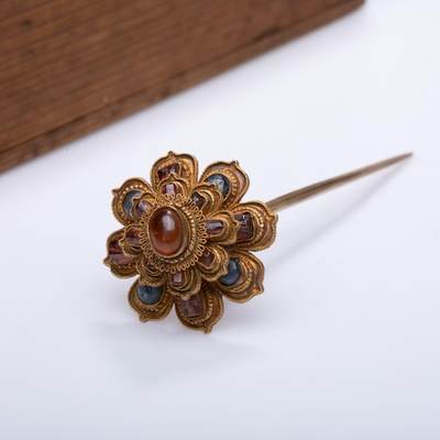 日本大阪雅和auction 2025金秋競賣會第一期 - 明 銅鎏金嵌寶石髮簪 尺寸:L:14.5cm 備註:木箱