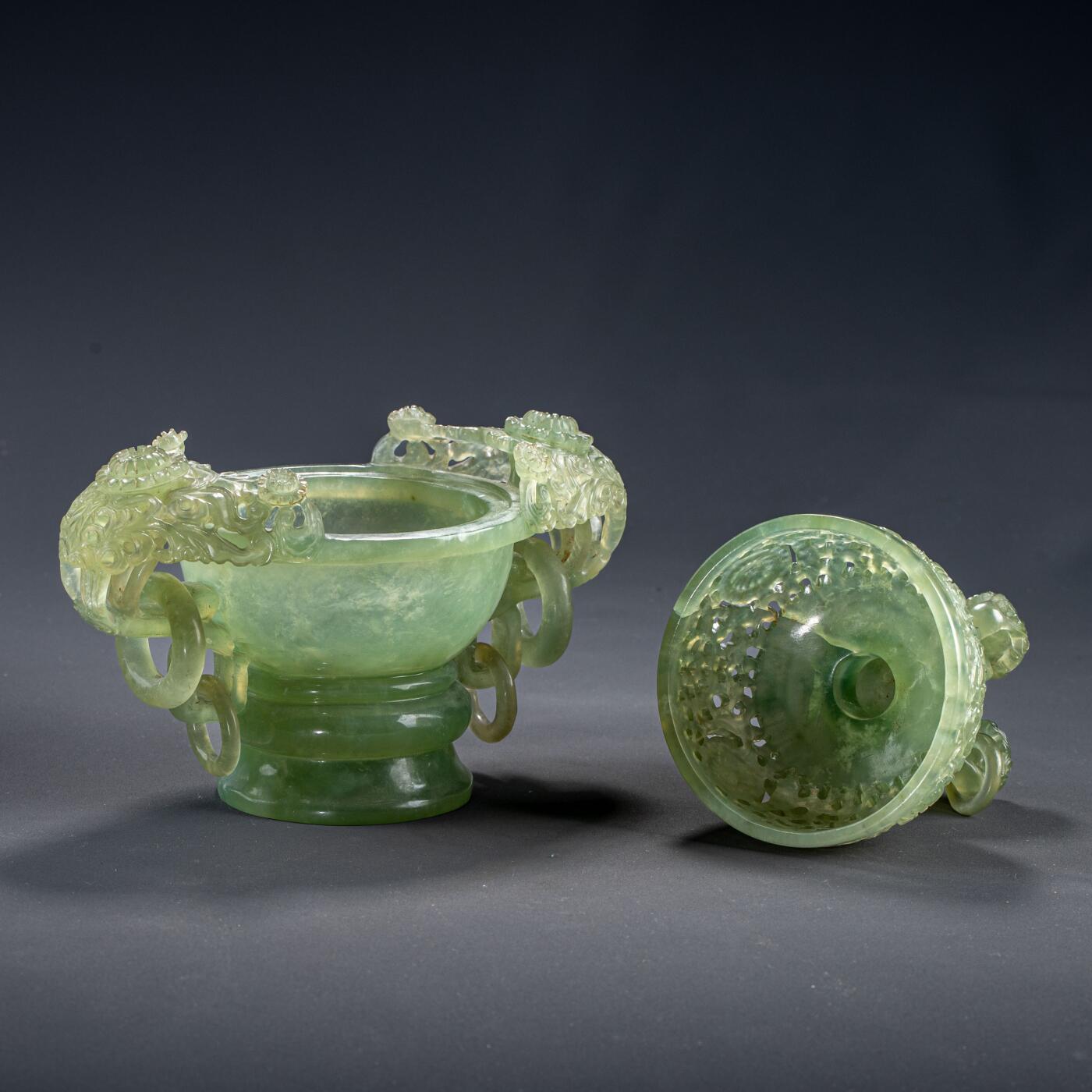 日本大阪雅和auction 2025金秋競賣會第一期 清 玉香爐 尺寸:W:18 H:18
底座W:16 H:4cm 備註:木箱,底座