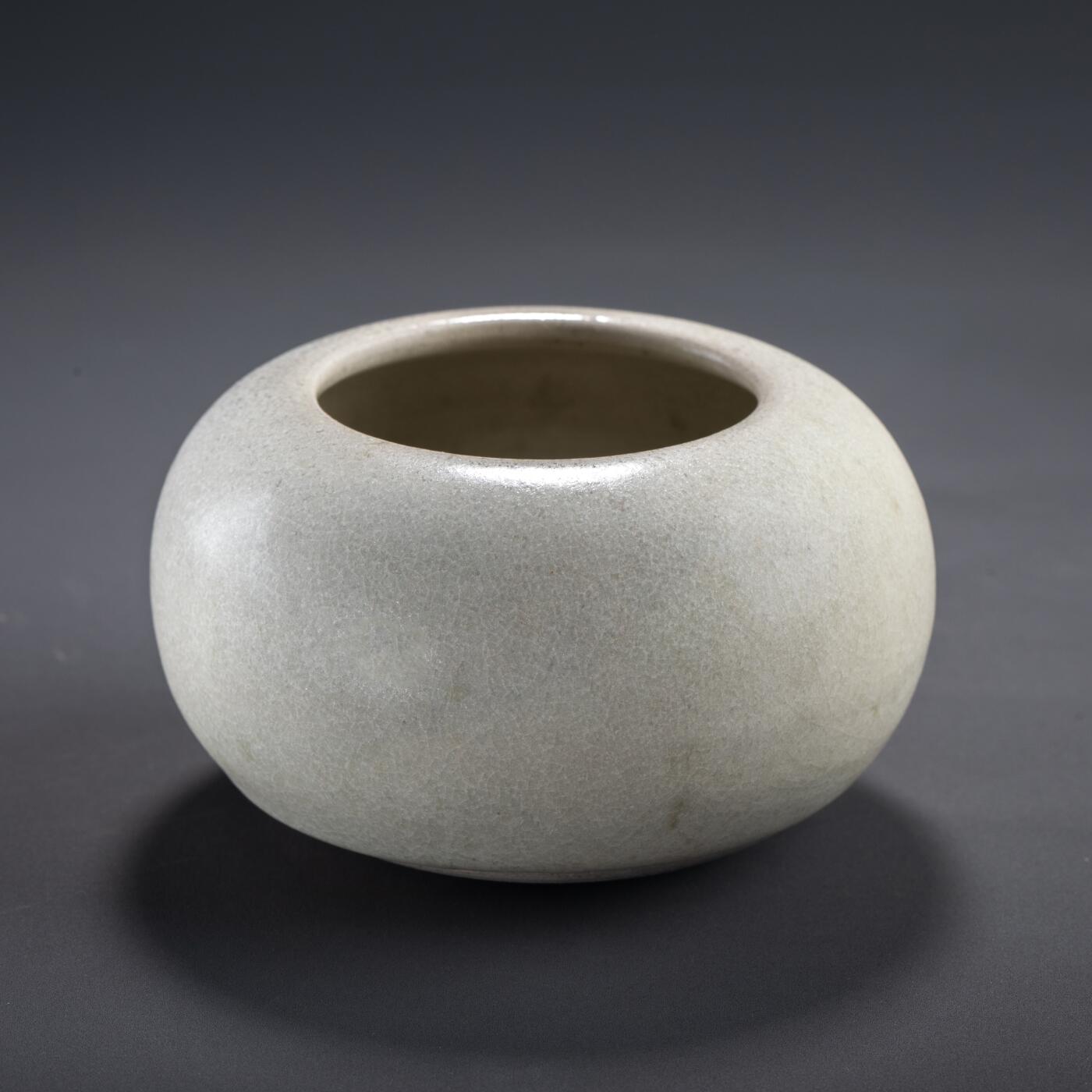 日本大阪雅和auction 2025金秋競賣會第一期 隨 白瓷水盂 尺寸:D:11 H:6.5cm 備註:盒付