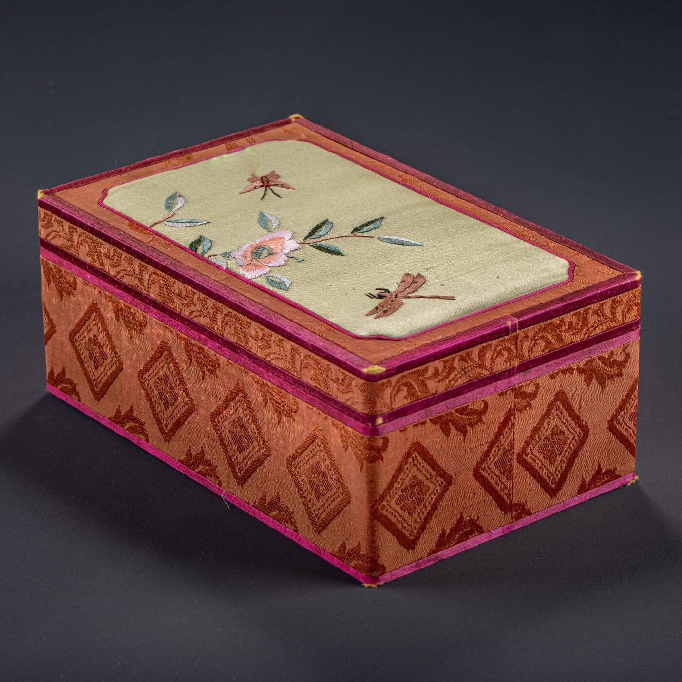 日本大阪雅和auction 2025金秋競賣會第一期 清 白玉釋迦摩尼坐像 尺寸:W:7 H:12.5cm 備註:盒付