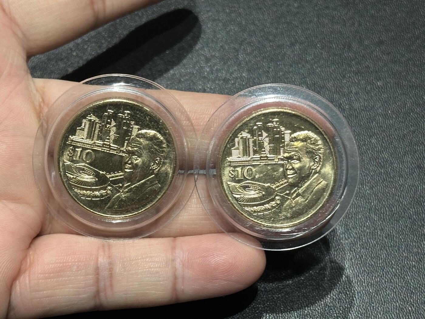 《外钞收藏家》第五百八十一期（畅拍场）（本平台长期征集拍品、欢迎藏友们联系合作） 2023年新加坡国父李光耀诞辰百年10元纪念币 2枚一起