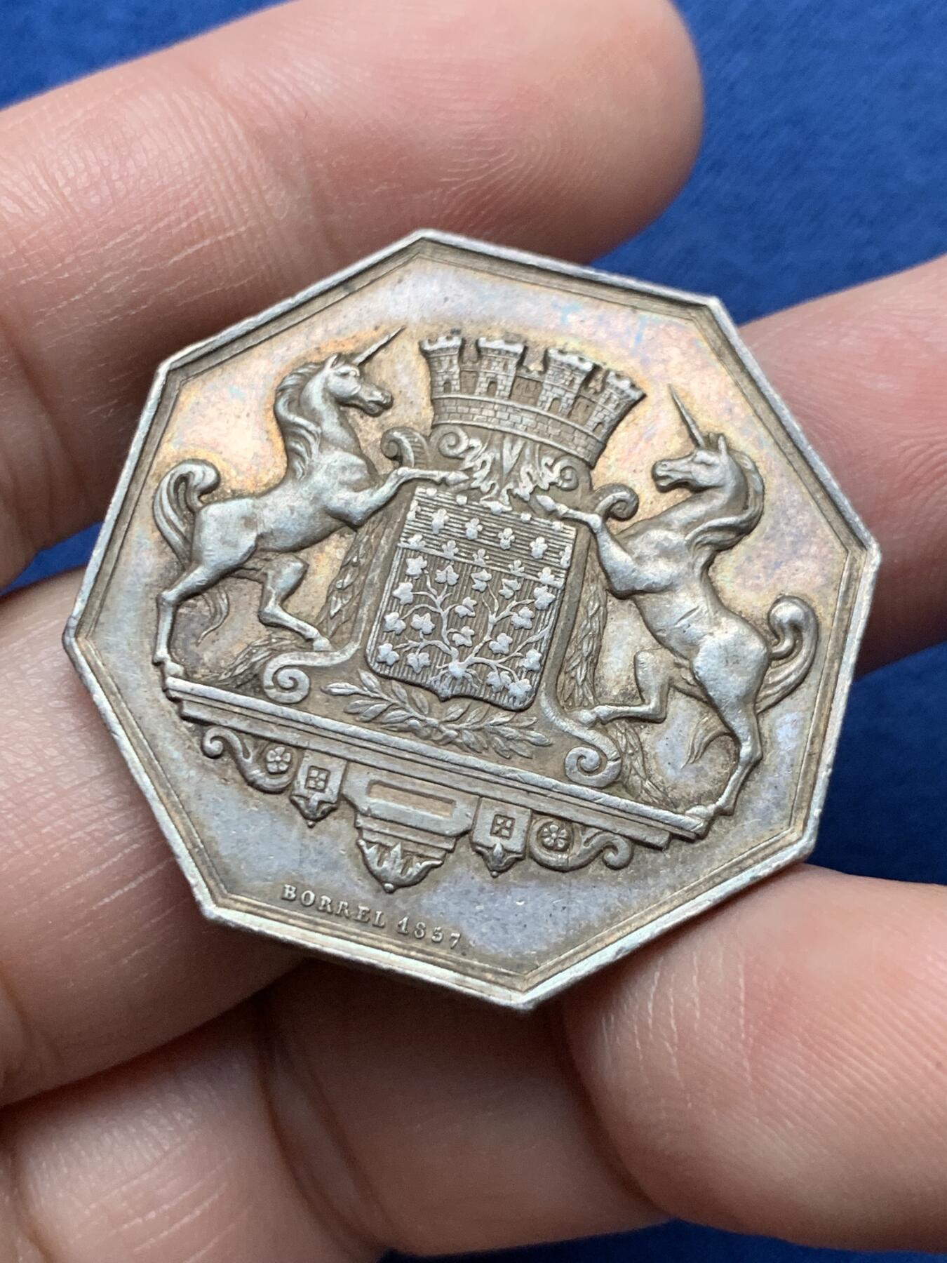 《竞宝斋》第435场 周日，周一2场连拍 （全场包邮） 法国1857年亚眠商业银行监督委员会八角银章，33.6MM，18.18克，手指银标