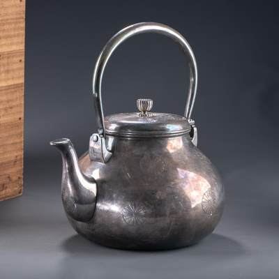 日本大阪雅和auction 2025金秋競賣會第一期 - 明治 御紋付銀湯沸 尺寸:W:23 H:26cm 備註:木箱