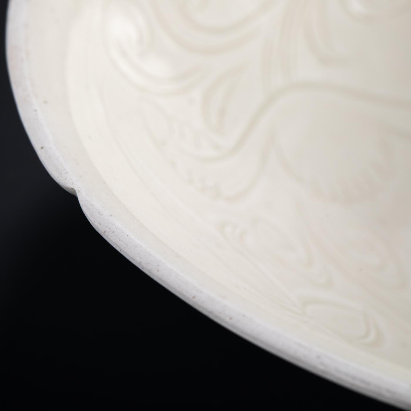 日本大阪雅和auction 2025金秋競賣會第一期 宋 定窯刻花花草紋茶碗 尺寸:D:21 H:6cm