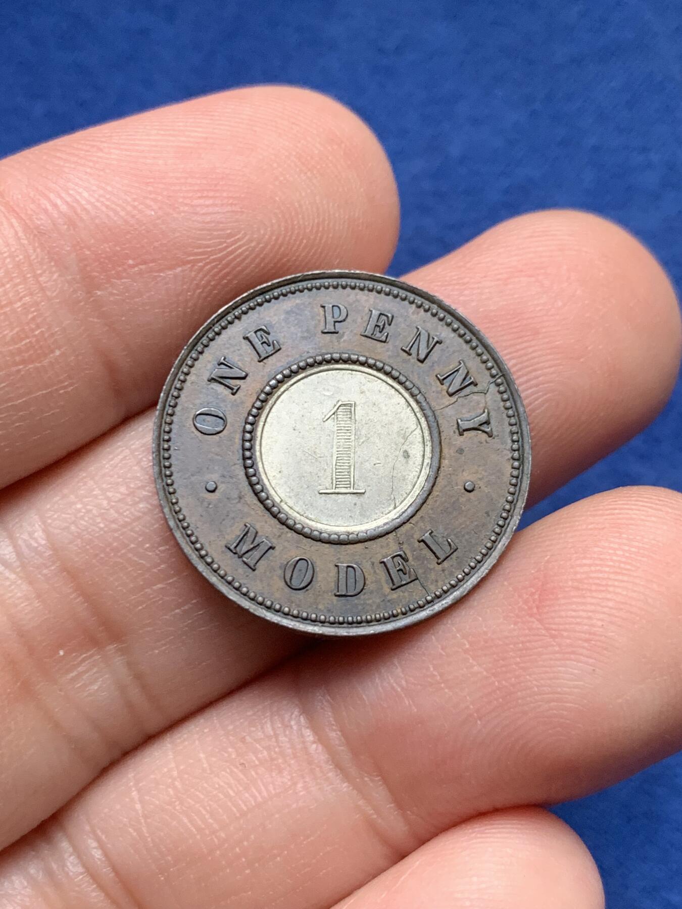 《竞宝斋》第435场 周日，周一2场连拍 （全场包邮） 1844年双色一便士 英国经典币种，英国本土越来越少见，品相不错，内圈女王打制的非常清晰