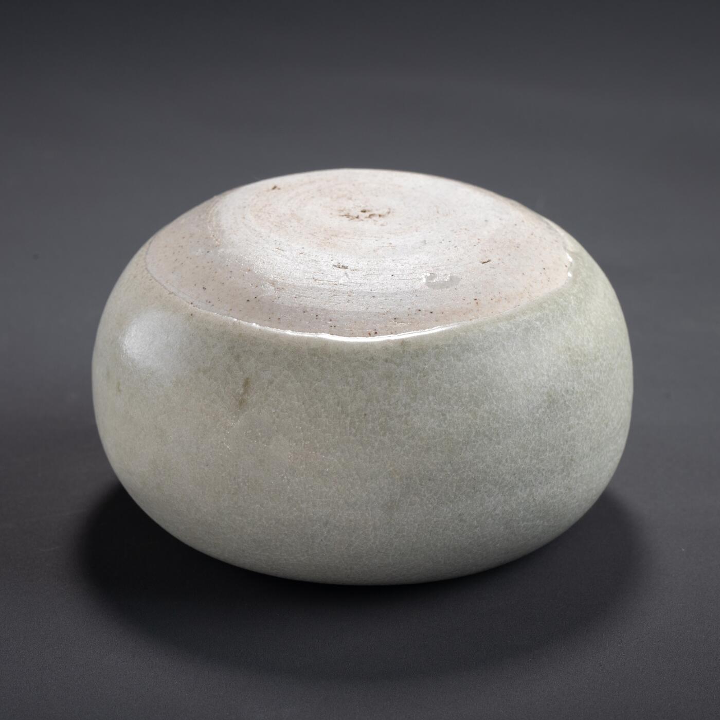 日本大阪雅和auction 2025金秋競賣會第一期 隨 白瓷水盂 尺寸:D:11 H:6.5cm 備註:盒付