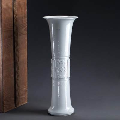 日本大阪雅和auction 2025金秋競賣會第一期 - 清 德化窯花觚 尺寸:W:15.5 H:42.5cm 備註:木箱