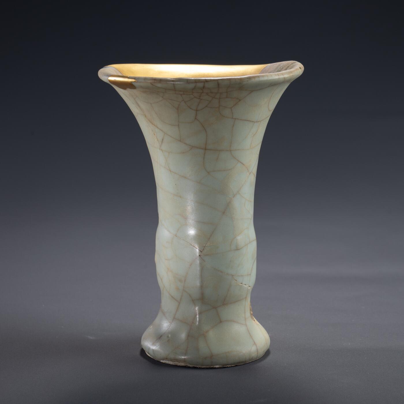 日本大阪雅和auction 2025金秋競賣會第一期 南宋 官窯花觚 金繕 尺寸:W:12 H:16cm