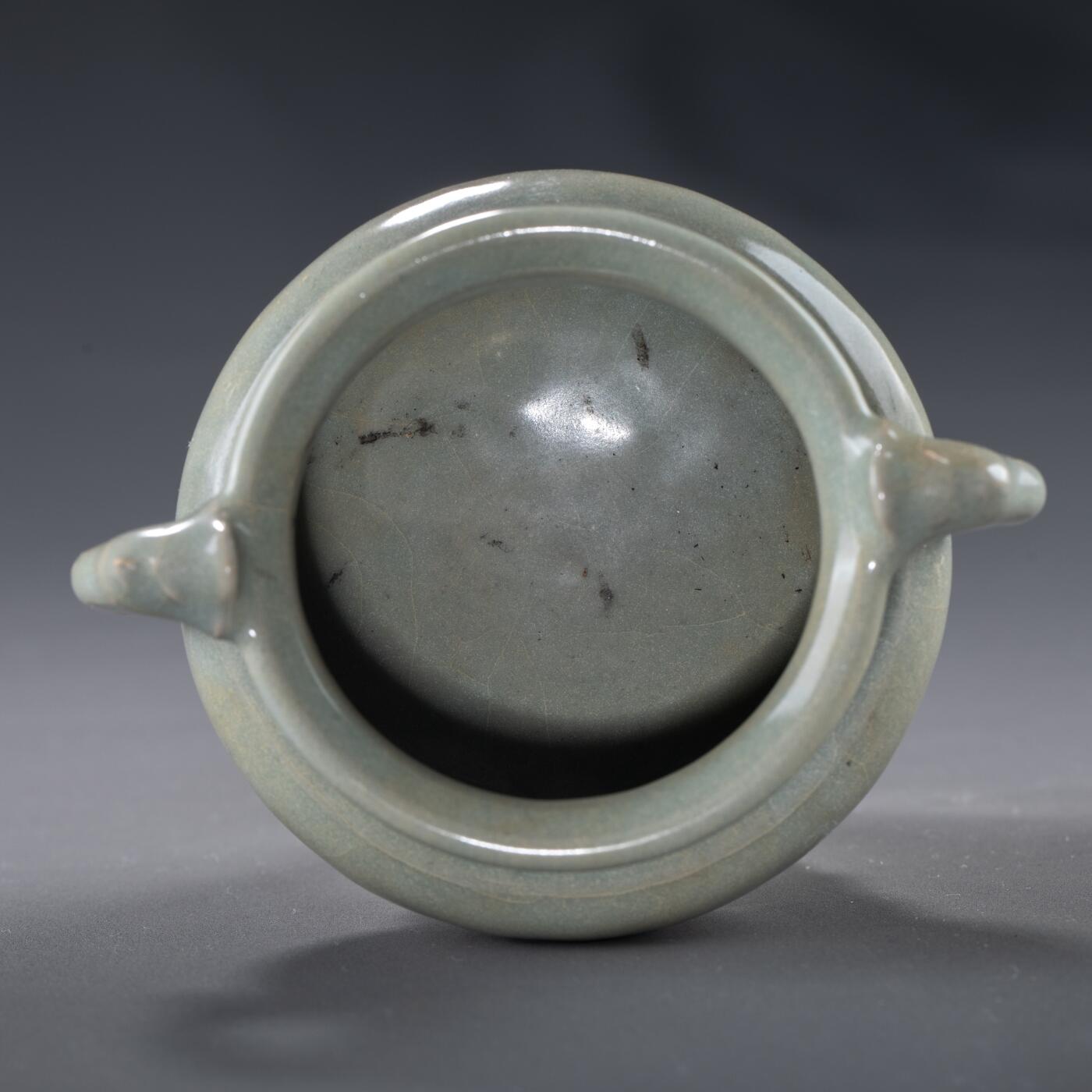 日本大阪雅和auction 2025金秋競賣會第一期 南宋 龍泉窯三足獸香爐 尺寸:D:11 H:8.5cm 備註:木箱