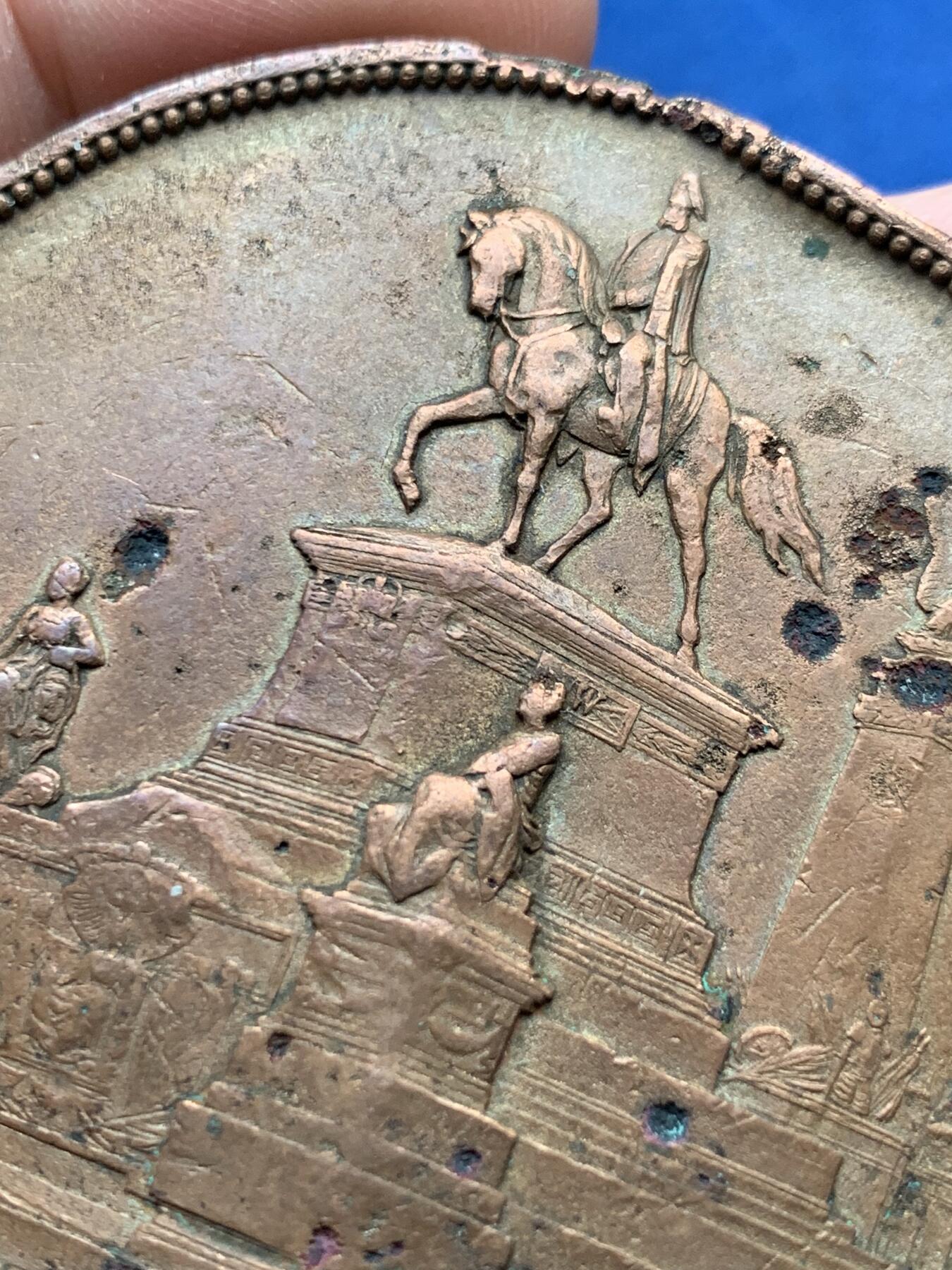 《竞宝斋》第435场 周日，周一2场连拍 （全场包邮） 1896年 弗罗茨瓦夫 威廉二世纪念碑 落成纪念大铜章 奖章正面为西里西亚族徽 野人，骑士高浮雕制作 品种难得 边缘刻有 纪念威廉二世皇帝纪念碑揭幕 有些许变形 细节见图 59.7m 76.8克