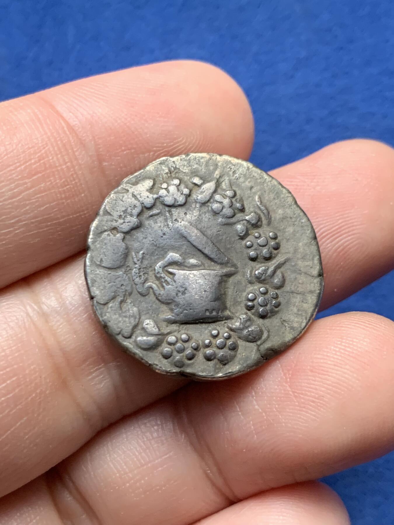 《竞宝斋》第435场 周日，周一2场连拍 （全场包邮） 公元前42-前39年 帕加马王国蛇篮4德拉克马银币 重12.43克 Cistophorus（κιστοφόρος）是古代帕伽马的硬币。它于公元前190年在该城市被引入，为王国提供塞琉古银币和菲莱泰罗斯四德拉克马银币的替代品。它也被王国控制下的许多其他城市所使用。在罗马人征服帕伽马后，该货币被继续以不同的类型铸造流通，直到哈德良时代。它的关税面值为4德拉克马，但重量仅为3德拉克马