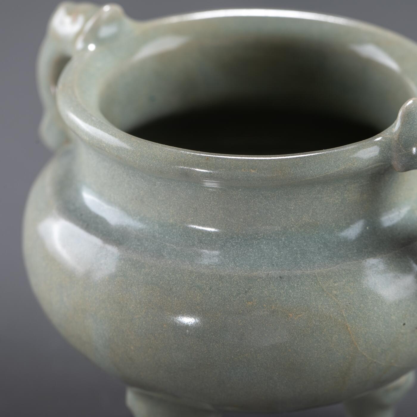 日本大阪雅和auction 2025金秋競賣會第一期 南宋 龍泉窯三足獸香爐 尺寸:D:11 H:8.5cm 備註:木箱