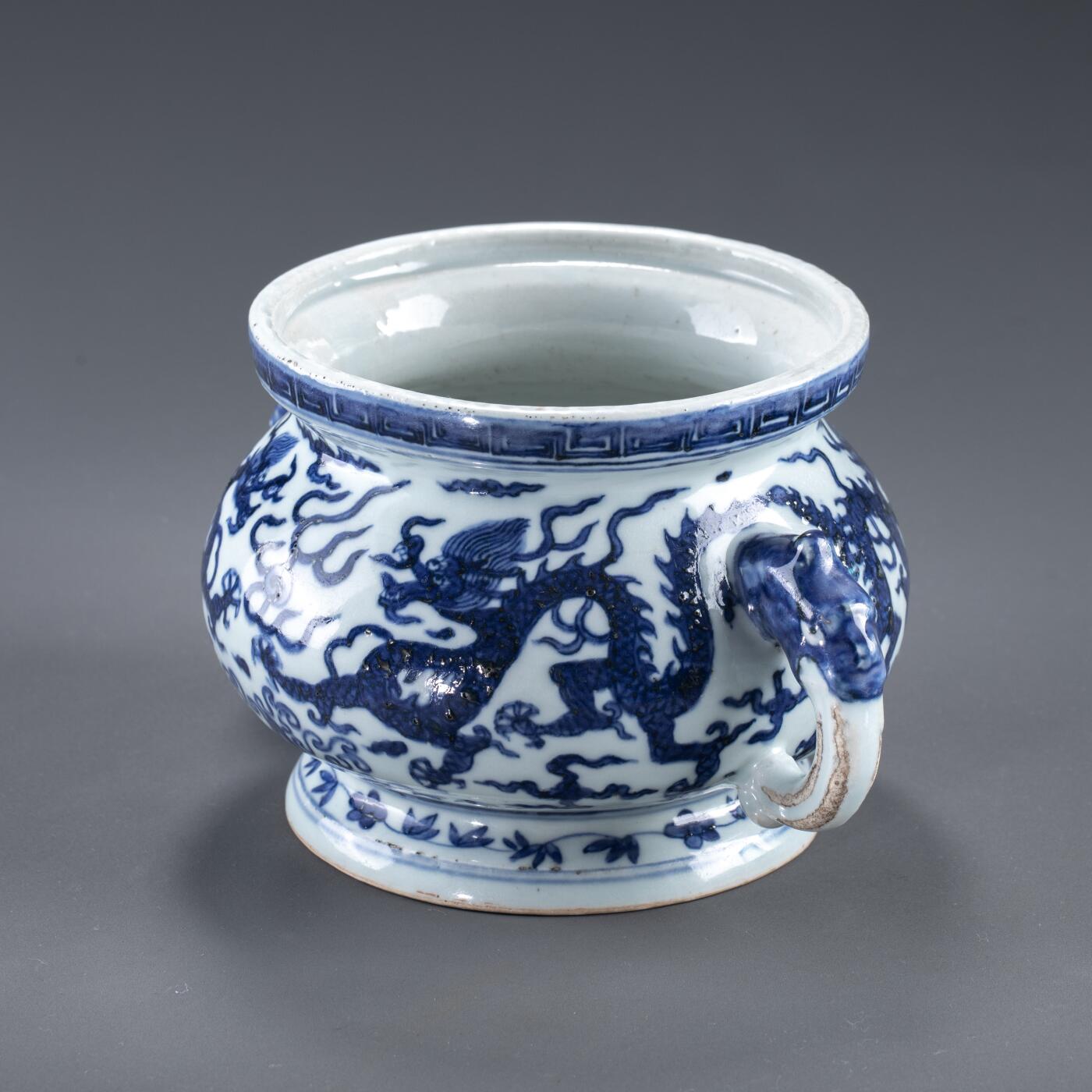 日本大阪雅和auction 2025金秋競賣會第一期 明 青花龍紋簋式爐 尺寸:W:23 H:12.5cm