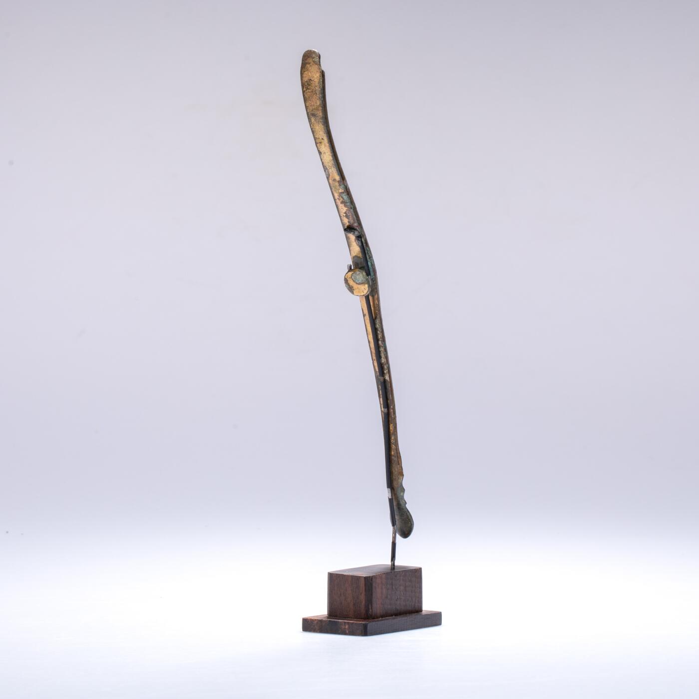 日本大阪雅和auction 2025金秋競賣會第一期 漢 鎏金帶鉤 尺寸:L:20.5cm 備註:木箱,底座