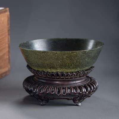 日本大阪雅和auction 2025金秋競賣會第一期 - 清 墨玉碗 尺寸:D:18 H:5.5
底座D:16 H:7cm 備註:木箱,底座