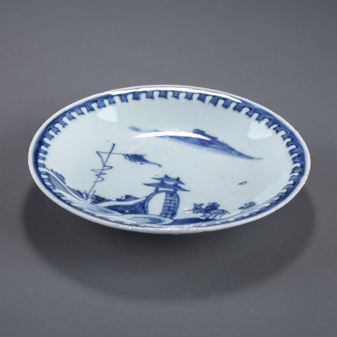 日本大阪雅和auction 2025金秋競賣會第一期 明末 天啟青花盤 尺寸:D:15.5 H:3cm 備註:木箱