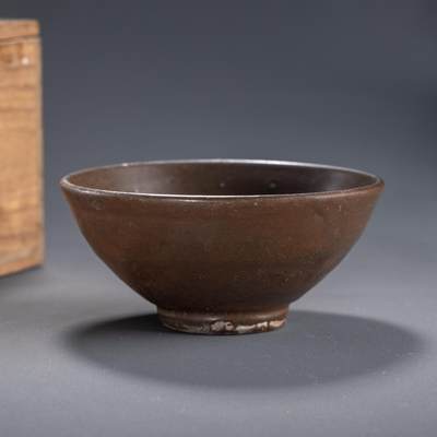 日本大阪雅和auction 2025金秋競賣會第一期 - 元 紫金釉茶盞 尺寸:D:12 H:5.5cm 備註:木箱