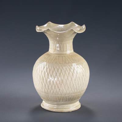 日本大阪雅和auction 2025金秋競賣會第一期 - 宋 景德鎮窯花口瓶 尺寸:D:11 H:18cm 備註:盒付   本品為宋代景德鎮窯所製影青瓷瓶，胎質細膩，釉色清潤淡雅，瓶身飾以規整的菱形紋，刻畫細緻，器形優雅大方。瓶口外撇如花瓣綻放，極富裝飾性與藝術美感。影青釉為宋代瓷器代表性風格之一，於光影之下更顯晶瑩溫潤，展現出高超的制瓷工藝與審美品味。保存狀況良好，收藏與陳設皆宜，誠為宋瓷愛好者珍貴之選。