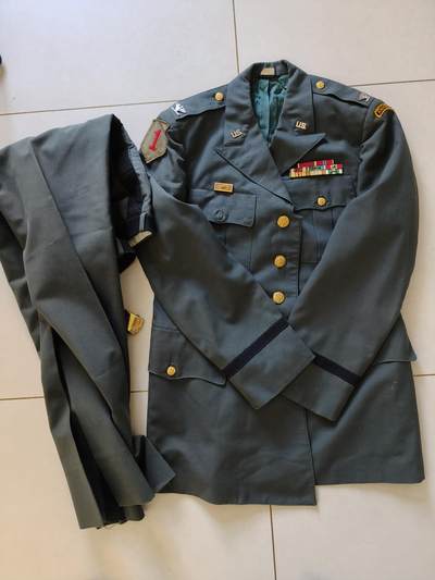 老王徽章第161期 - 美国越战时期陆军上校绿常服+裤子一套      带第1步兵师和游骑兵臂章      带8R勋略    包含骑士级功绩军团和铜星勋章      上衣尺寸41L，裤子尺寸36L     无明显虫蛀和破损 