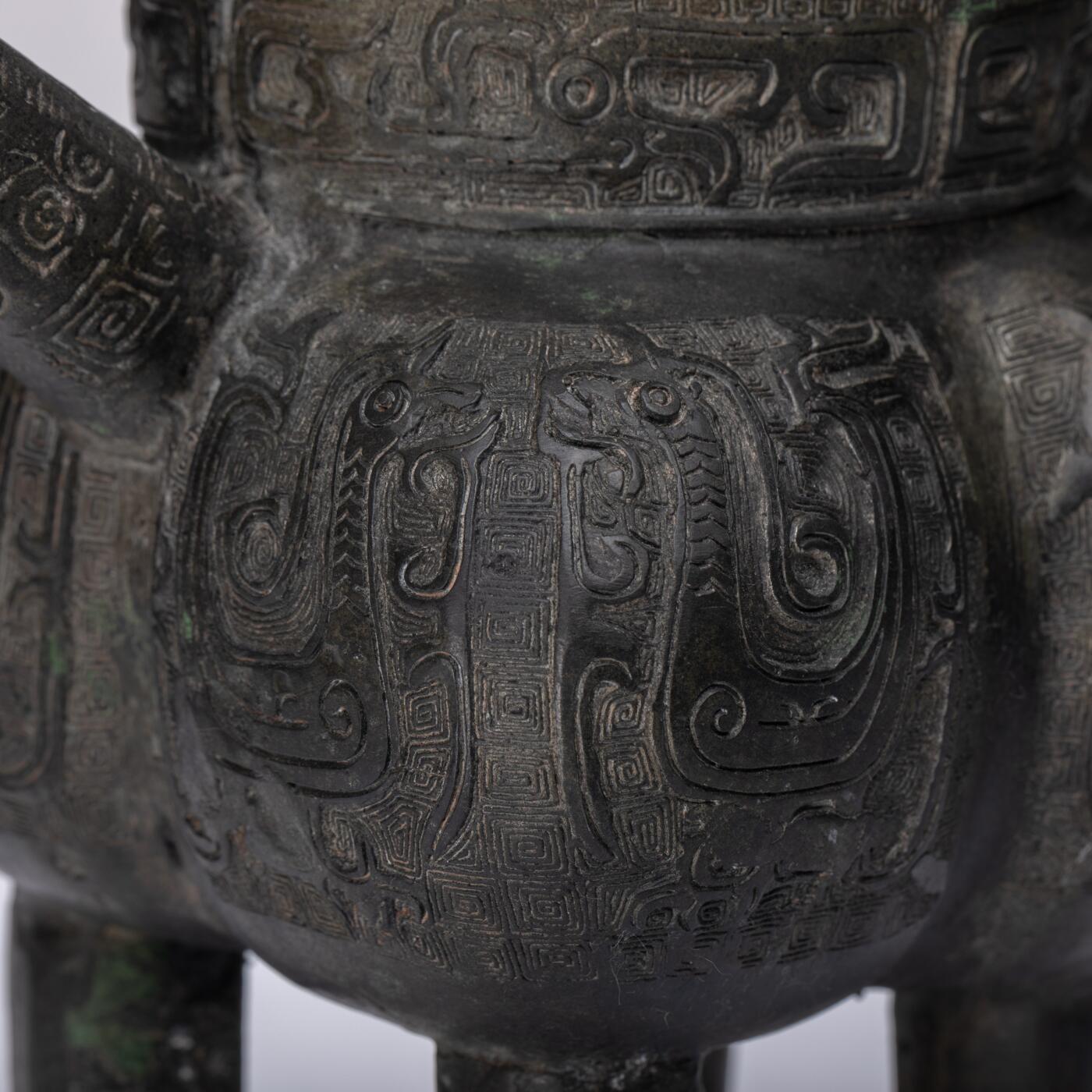 日本大阪雅和auction 2025金秋競賣會第一期 宋 铜凤鸟纹龙柄盉 尺寸:W:23 H:19cm 備註:盒付