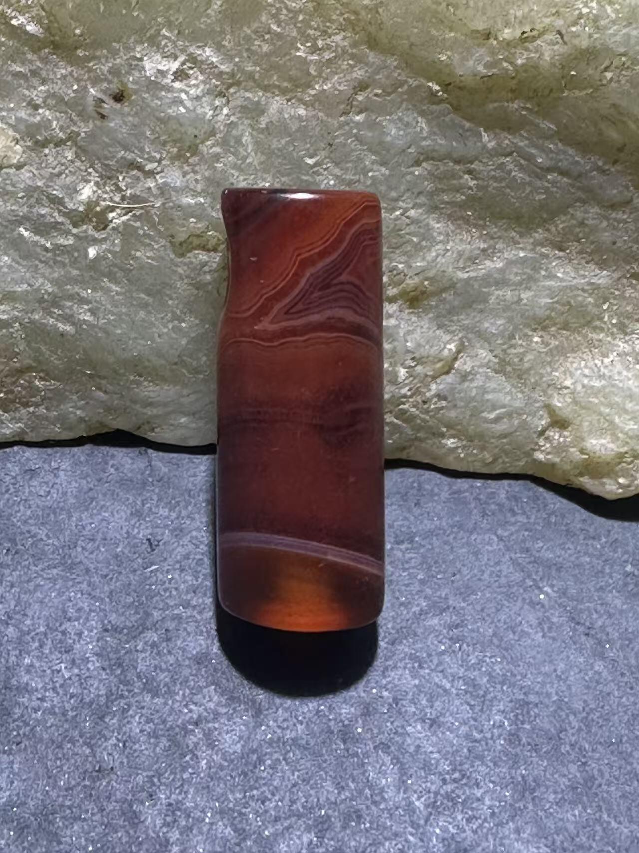 高玉化酒红色缠丝玛瑙通货直桶，桶珠一颗。