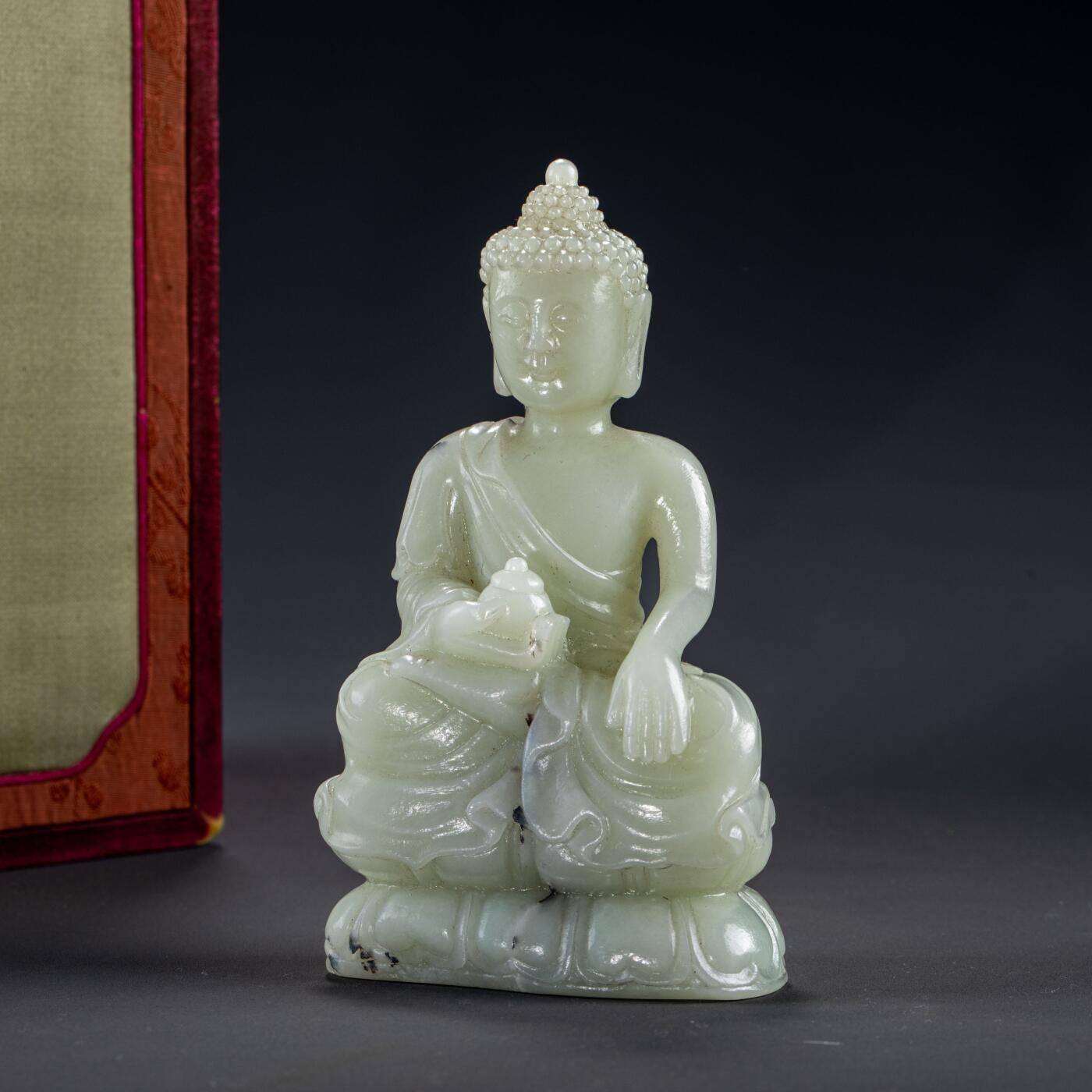 日本大阪雅和auction 2025金秋競賣會第一期 清 白玉釋迦摩尼坐像 尺寸:W:7 H:12.5cm 備註:盒付