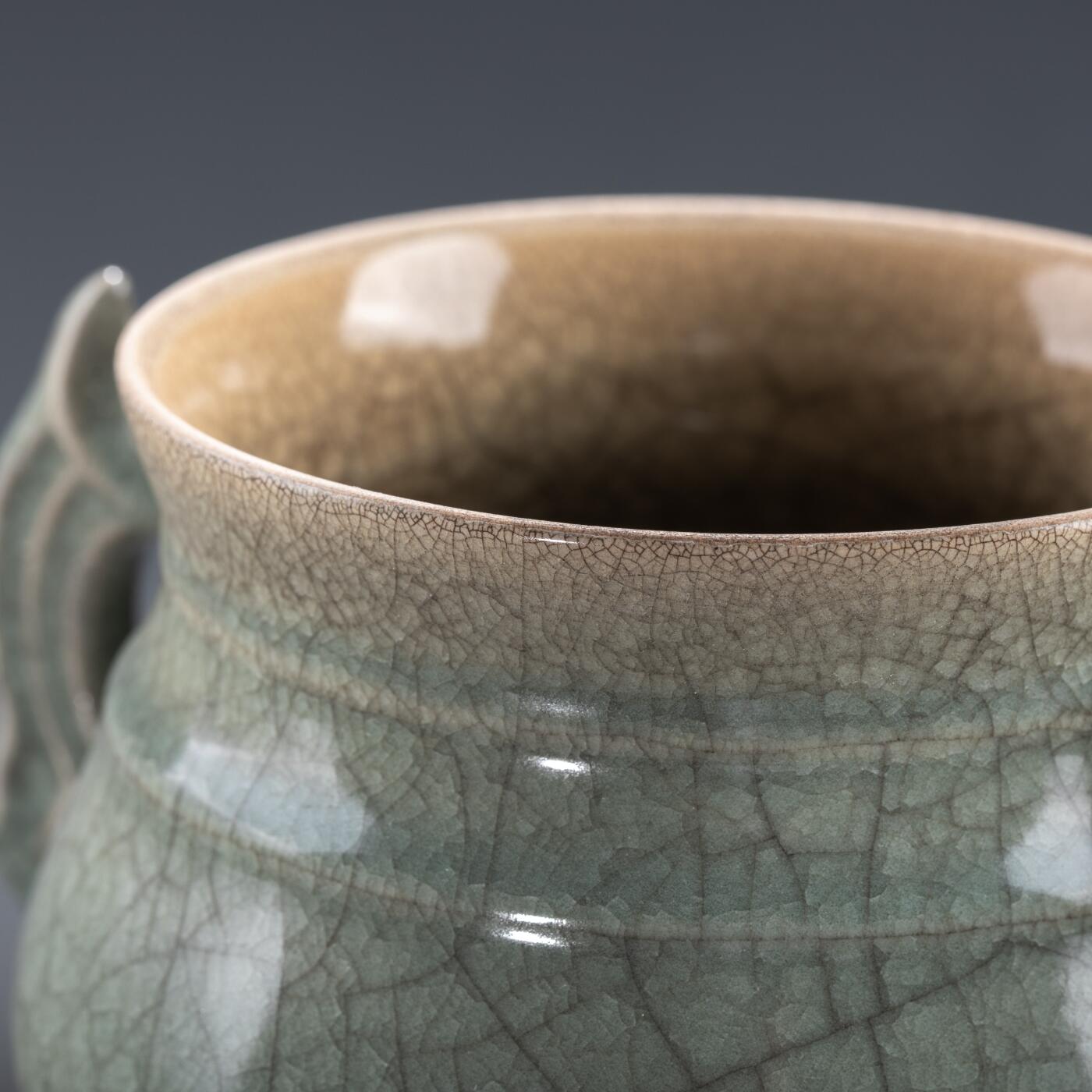 日本大阪雅和auction 2025金秋競賣會第一期 南宋 龍泉窯簋式爐 尺寸:W:23 H:13cm 備註:木箱