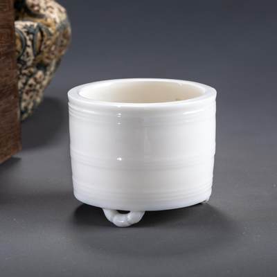 日本大阪雅和auction 2025金秋競賣會第一期 - 德化窯絃紋三足香爐 尺寸:D:7.5 H:6cm 備註:木箱