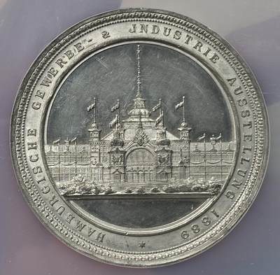 万国钱币拍卖第054期 - NGC MS62 1889年德国汉堡自由市贸易与工业博览会纪念大锌章 博览会会议大厦雄伟壮观 背面代表艺术、工业和农业的女神驾临地球之上 罕见自由市景观大规格收藏级镜面精铸品种 49MM 50.24G