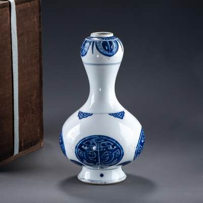 日本大阪雅和auction 2025金秋競賣會第一期 - 清康熙 青花夔龍紋蒜頭瓶 尺寸:W:14 H:24.5cm 備註:木箱,资料