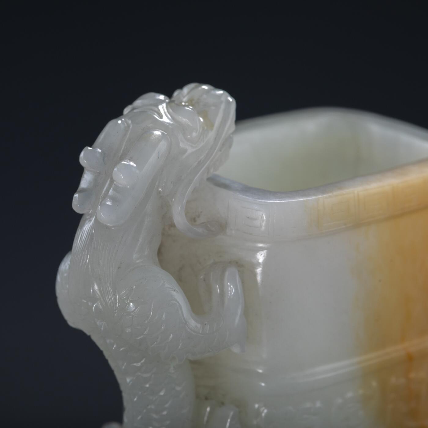 日本大阪雅和auction 2025金秋競賣會第一期 清 白玉龍紋梔杯 尺寸:W:5.5 H:9.5cm 備註:盒付