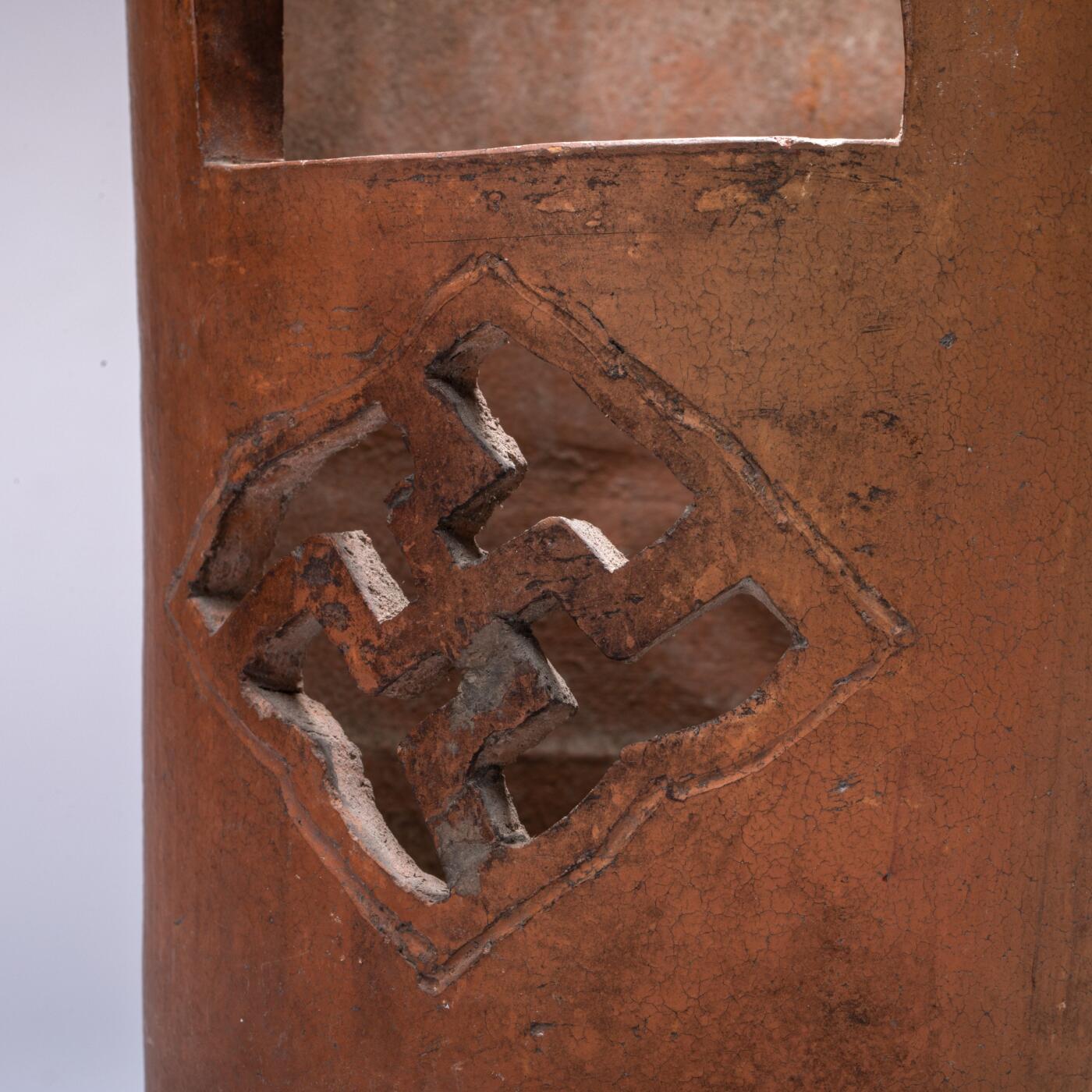 日本大阪雅和auction 2025金秋競賣會第一期 清 劉賢合款涼爐 尺寸:W:16 H:25cm 備註:此件紅泥涼爐，通體呈溫潤赤褐色，質地堅實細膩。爐身上部微敞，線條挺拔簡練，正面鏤空幾何紋飾，造型古樸而富有裝飾性。爐面刻「劉賢合」款，字體工整，彰顯製作者之巧思與自信。整體造型端莊穩重，器壁厚實，既具實用功能，又有極高的藝術觀賞價值，乃集工藝與美感於一體之紅泥佳作。