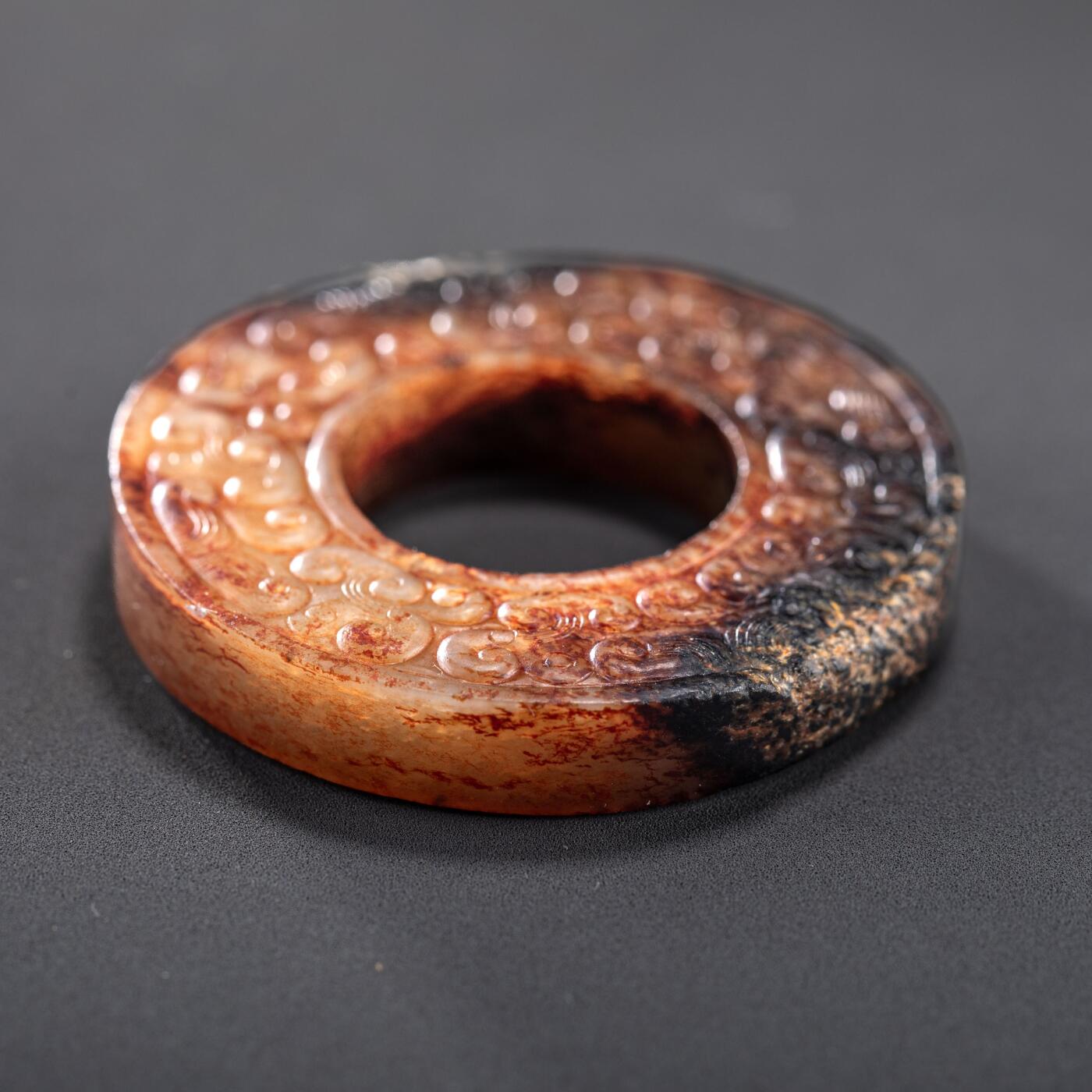 日本大阪雅和auction 2025金秋競賣會第一期 戰國 連雲紋玉璧 尺寸:D:4.5cm