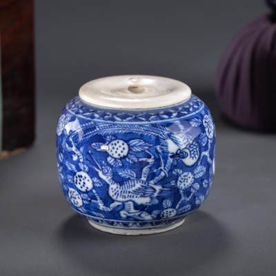 日本大阪雅和auction 2025金秋競賣會第一期 - 明崇禎 青花花鳥紋罐 尺寸:W:7.5 H:6cm 備註:木箱,盖