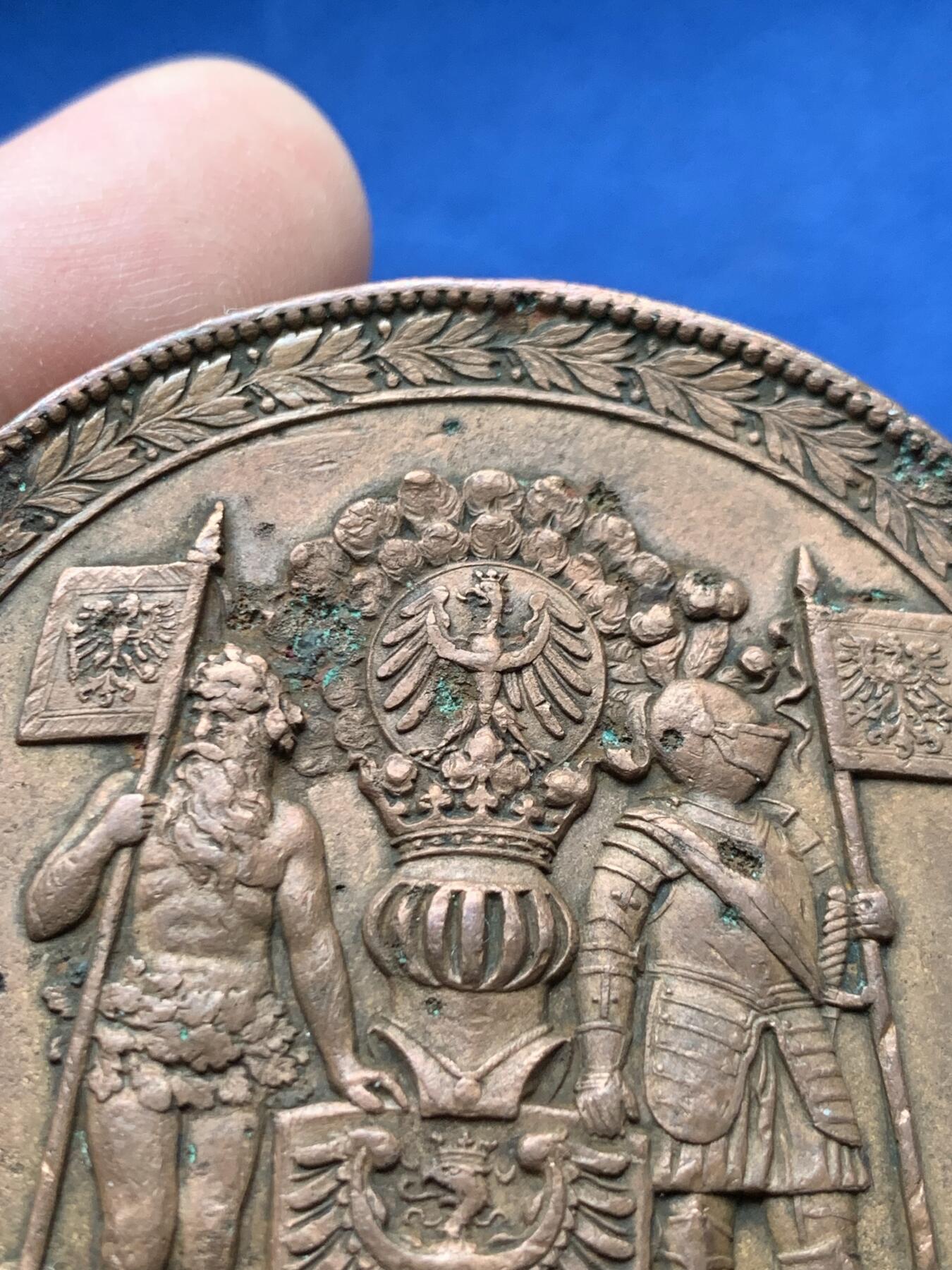 《竞宝斋》第435场 周日，周一2场连拍 （全场包邮） 1896年 弗罗茨瓦夫 威廉二世纪念碑 落成纪念大铜章 奖章正面为西里西亚族徽 野人，骑士高浮雕制作 品种难得 边缘刻有 纪念威廉二世皇帝纪念碑揭幕 有些许变形 细节见图 59.7m 76.8克