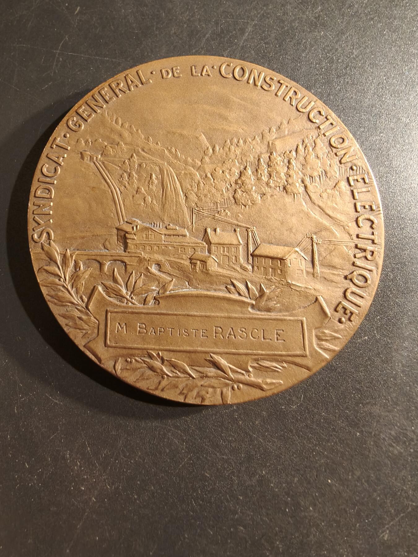 老王徽章第161期 法国电力建设公司大铜章     原盒    大师皮列作品     直径68mm.    重量137.5g