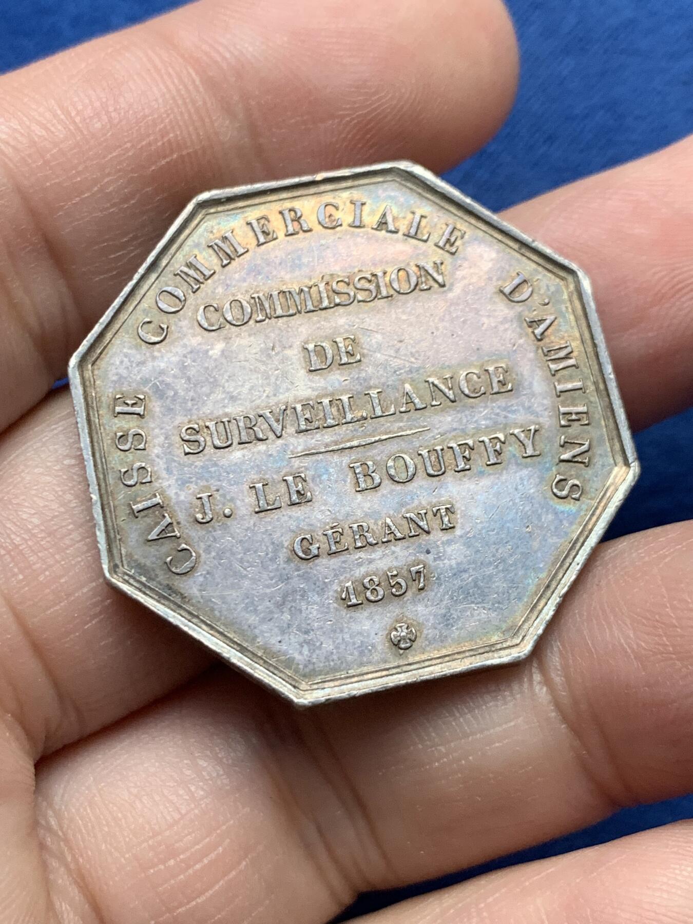 《竞宝斋》第435场 周日，周一2场连拍 （全场包邮） 法国1857年亚眠商业银行监督委员会八角银章，33.6MM，18.18克，手指银标