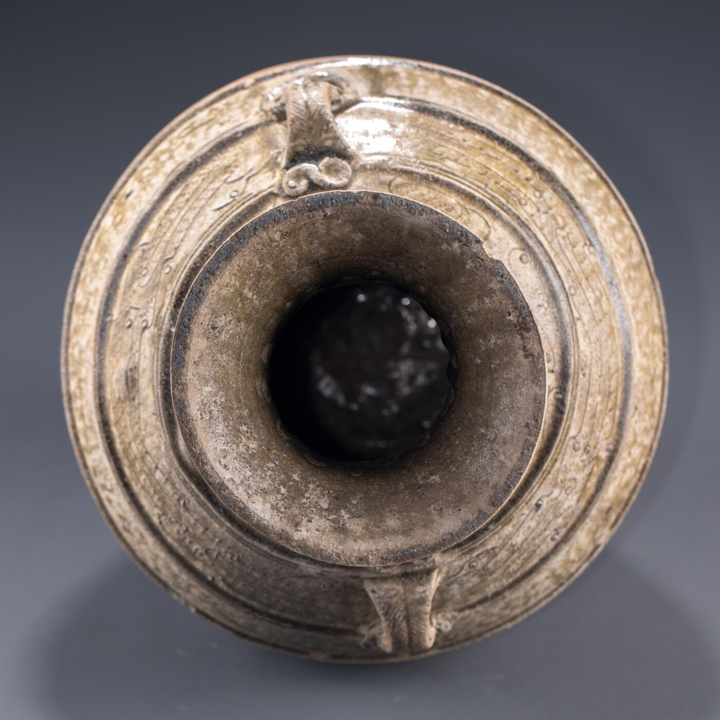 日本大阪雅和auction 2025金秋競賣會第一期 漢 灰釉線刻雙耳罐 尺寸:W:25 H33cm